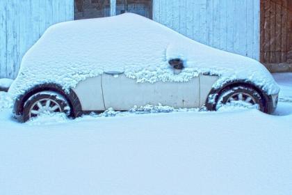 Baby bei Kälte im Winter nicht im Auto lassen
